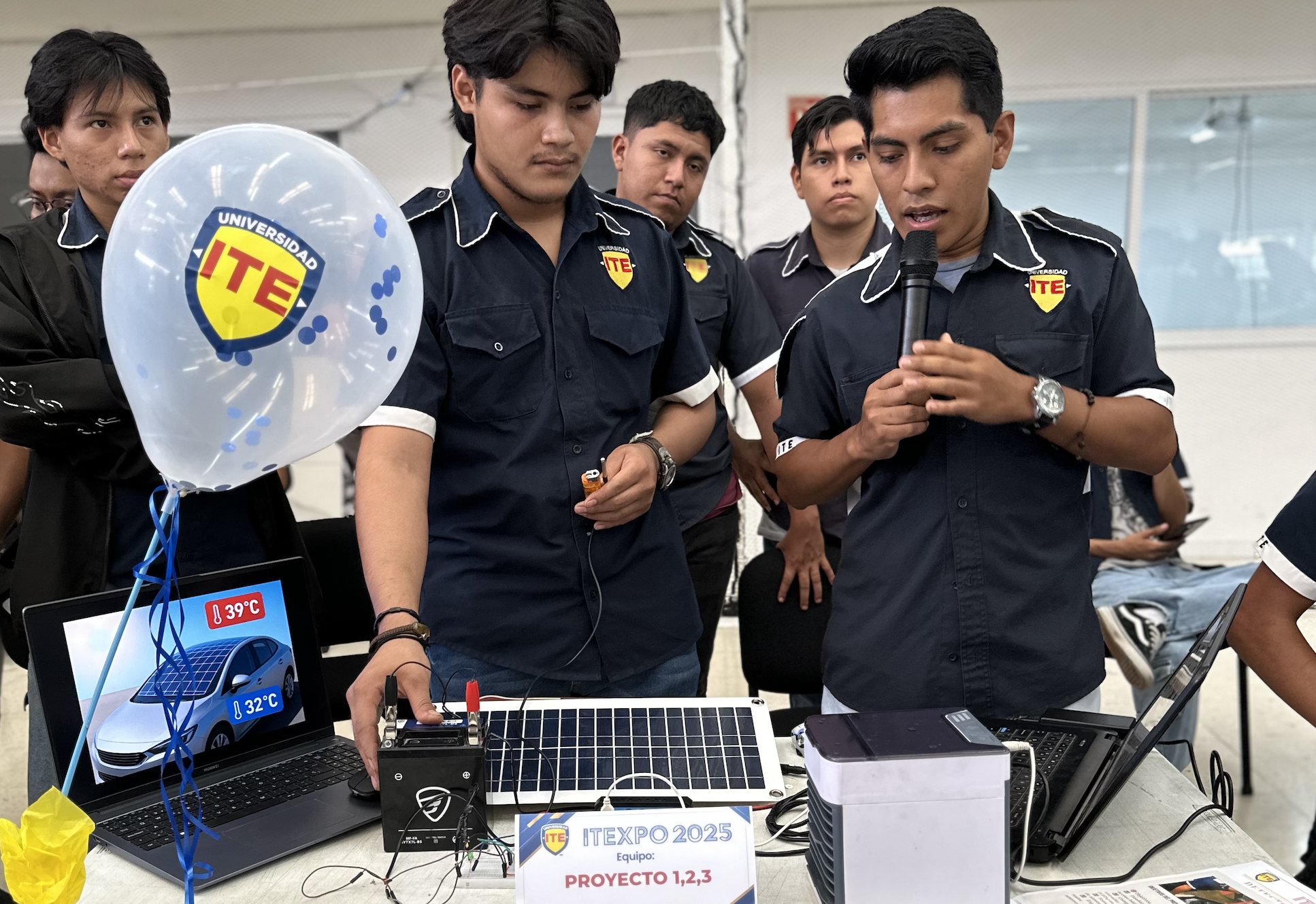 Estudiantes de Universidad ITE presentando un proyecto de energía solar en ITE EXPO