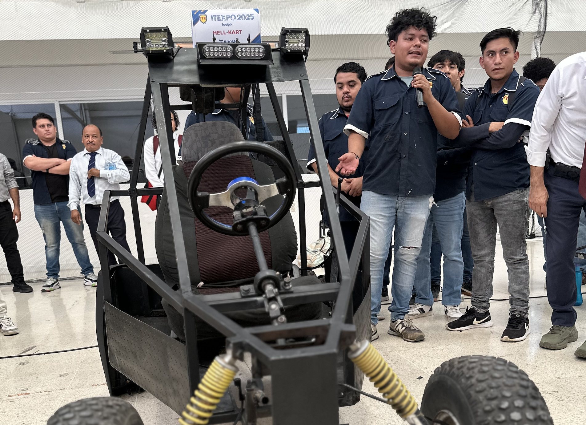 Alumno de Universidad ITE exponiendo un vehículo tipo kart en ITE EXPO