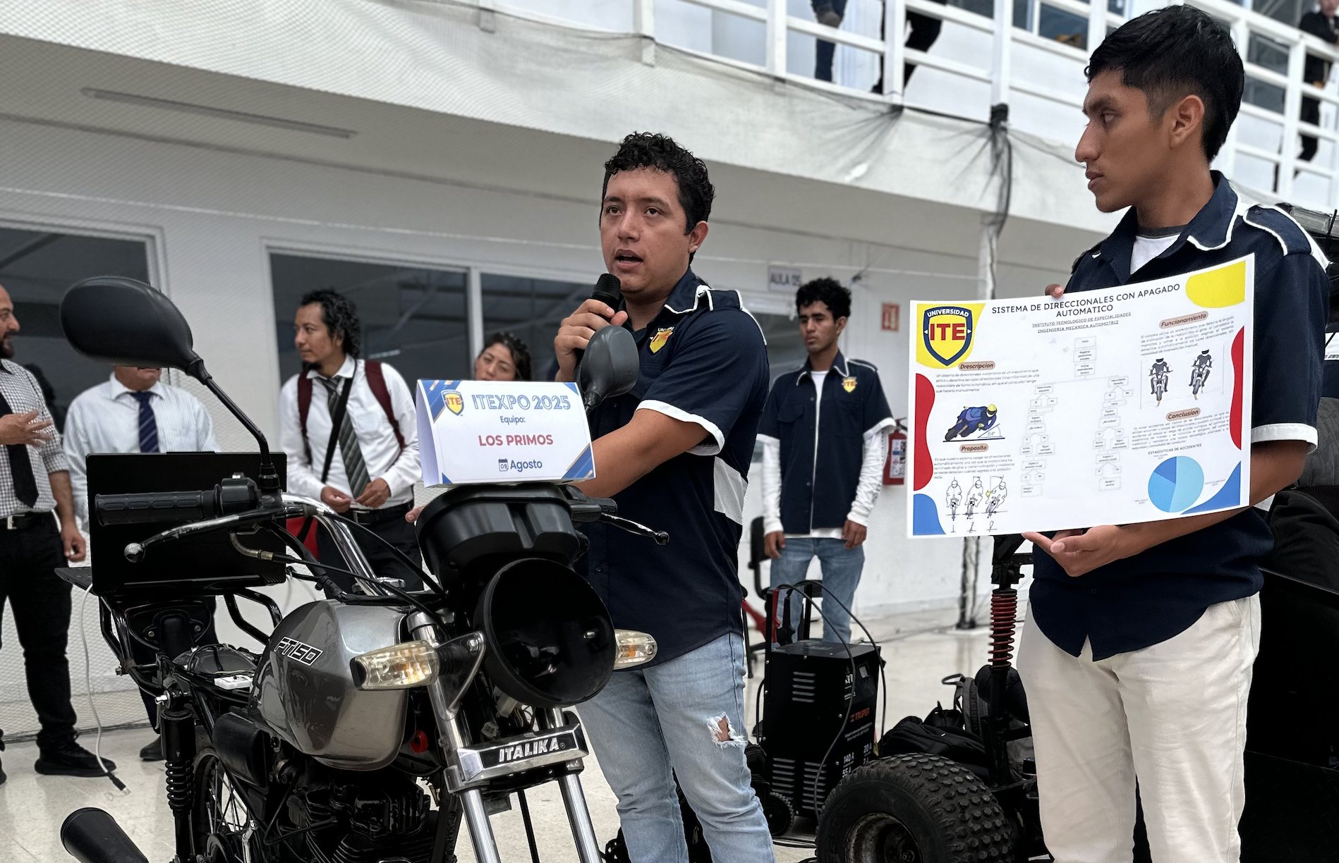 Alumnos de Universidad ITE explicando un proyecto de direccionales para motocicleta en ITE EXPO