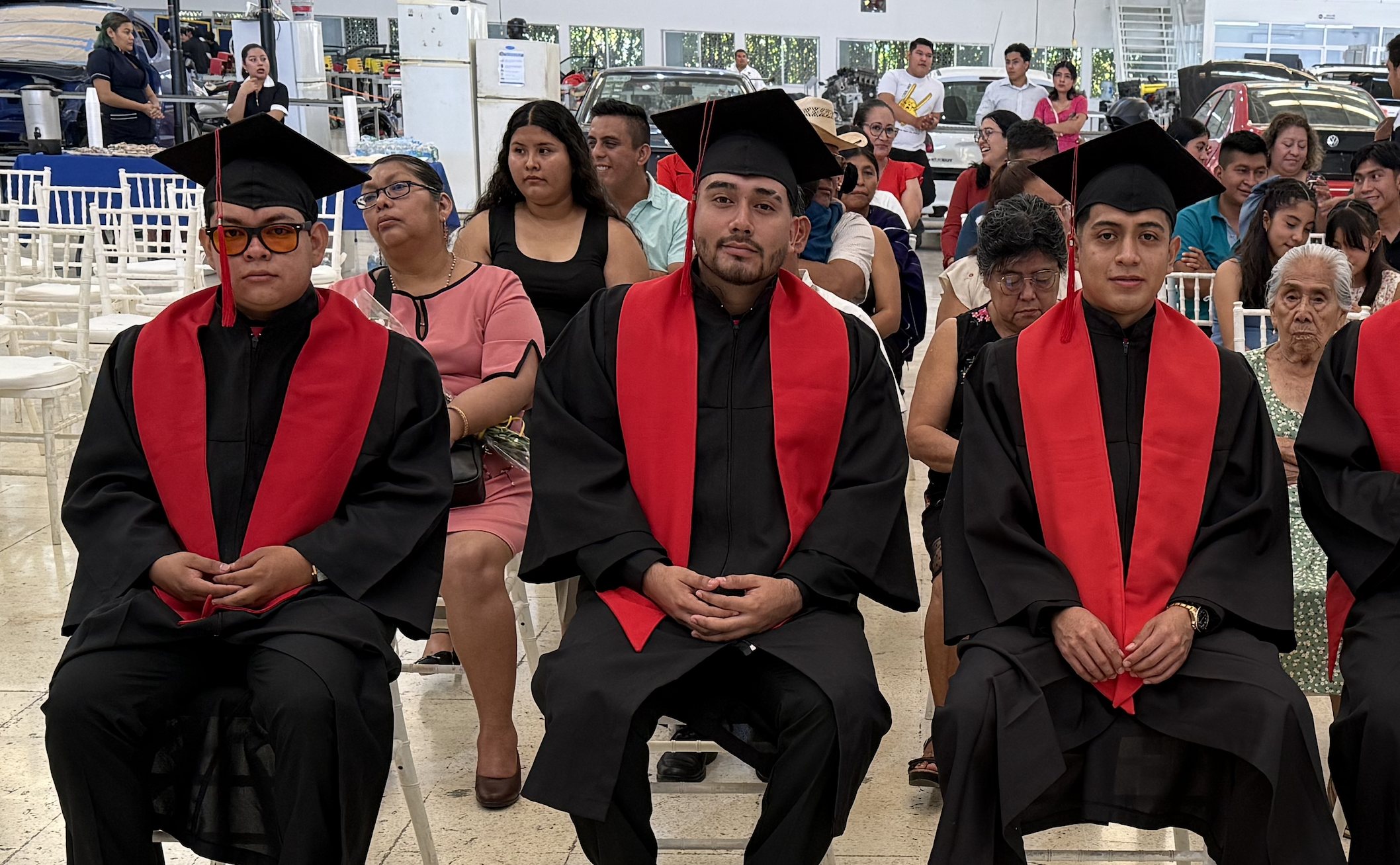 Egresados de Universidad ITE durante ceremonia de graduación