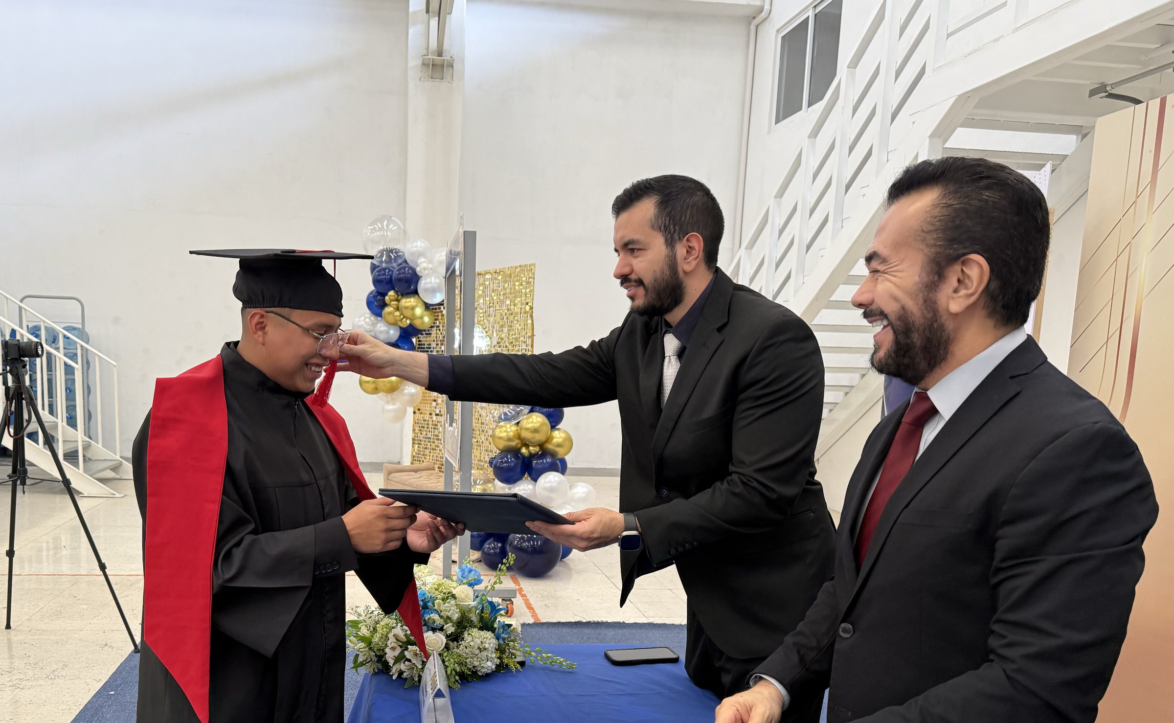Alumno graduado de Universidad ITE recibiendo reconocimiento en ceremonia