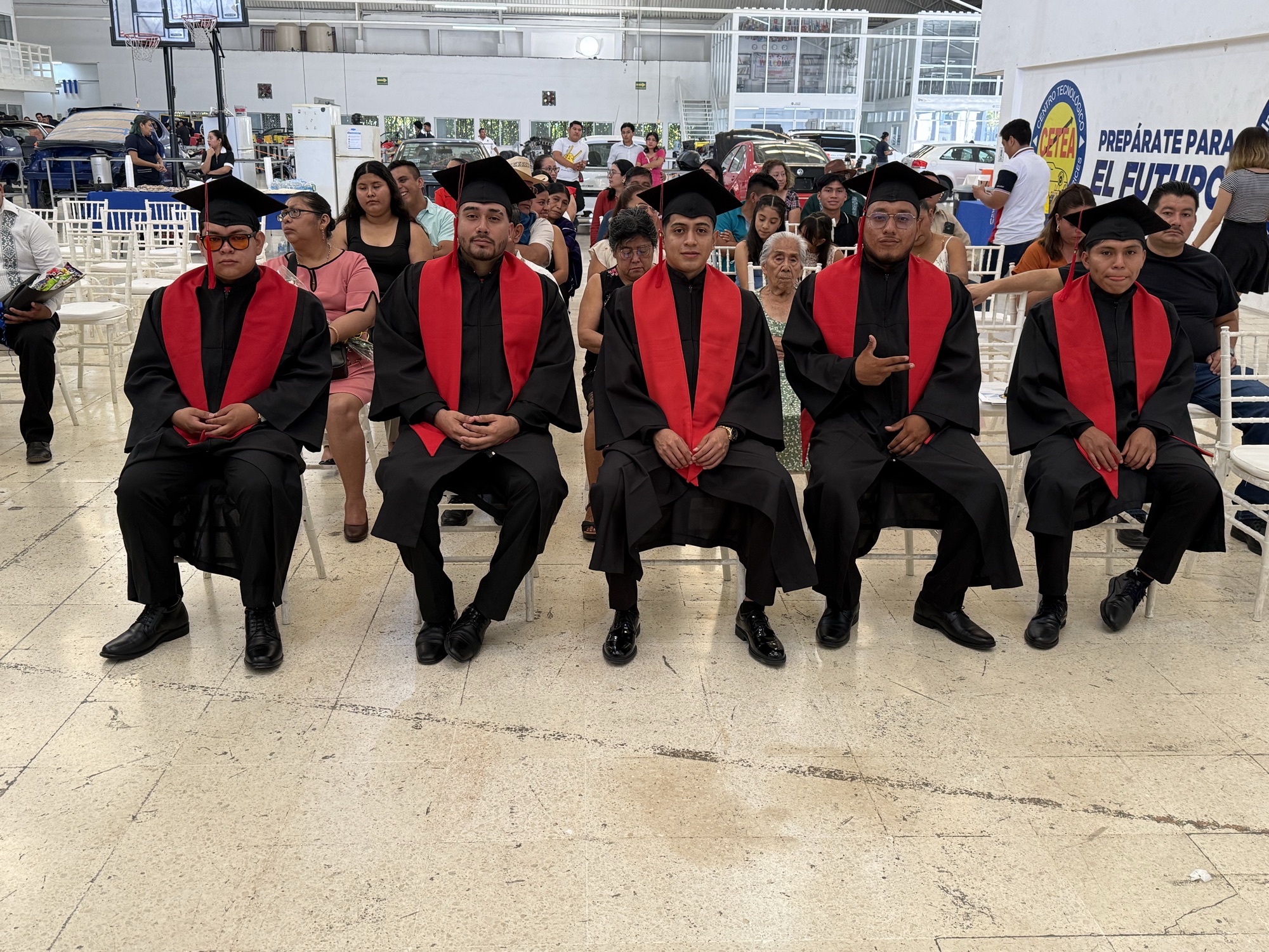 Cinco egresados de Universidad ITE antes de la ceremonia de graduación