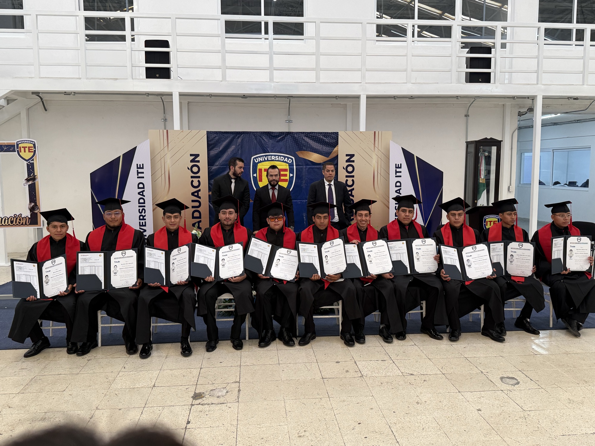 Fotografía grupal de la generación de egresados de Universidad ITE
