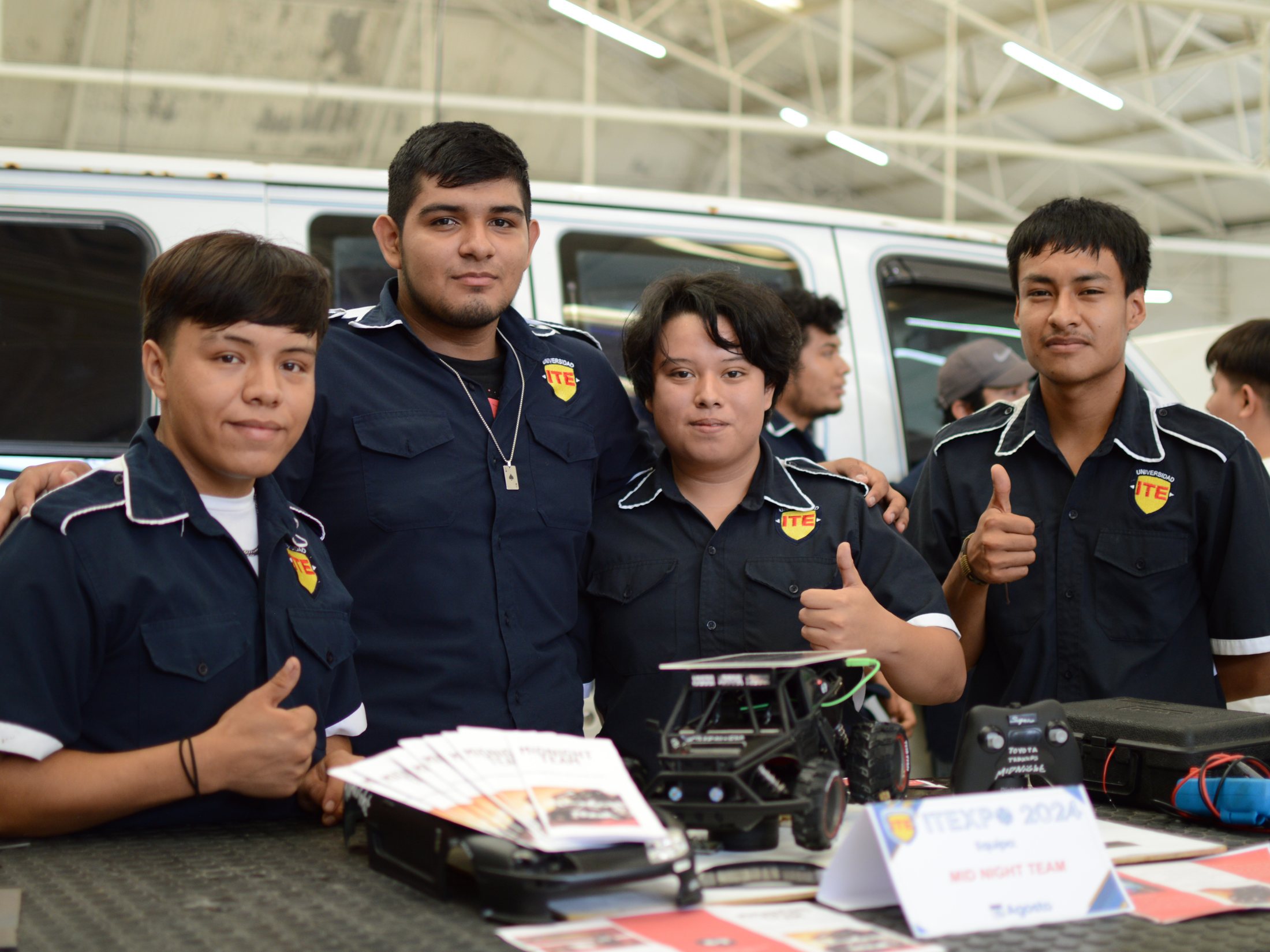 Equipo de estudiantes de Universidad ITE presentando un proyecto automotriz