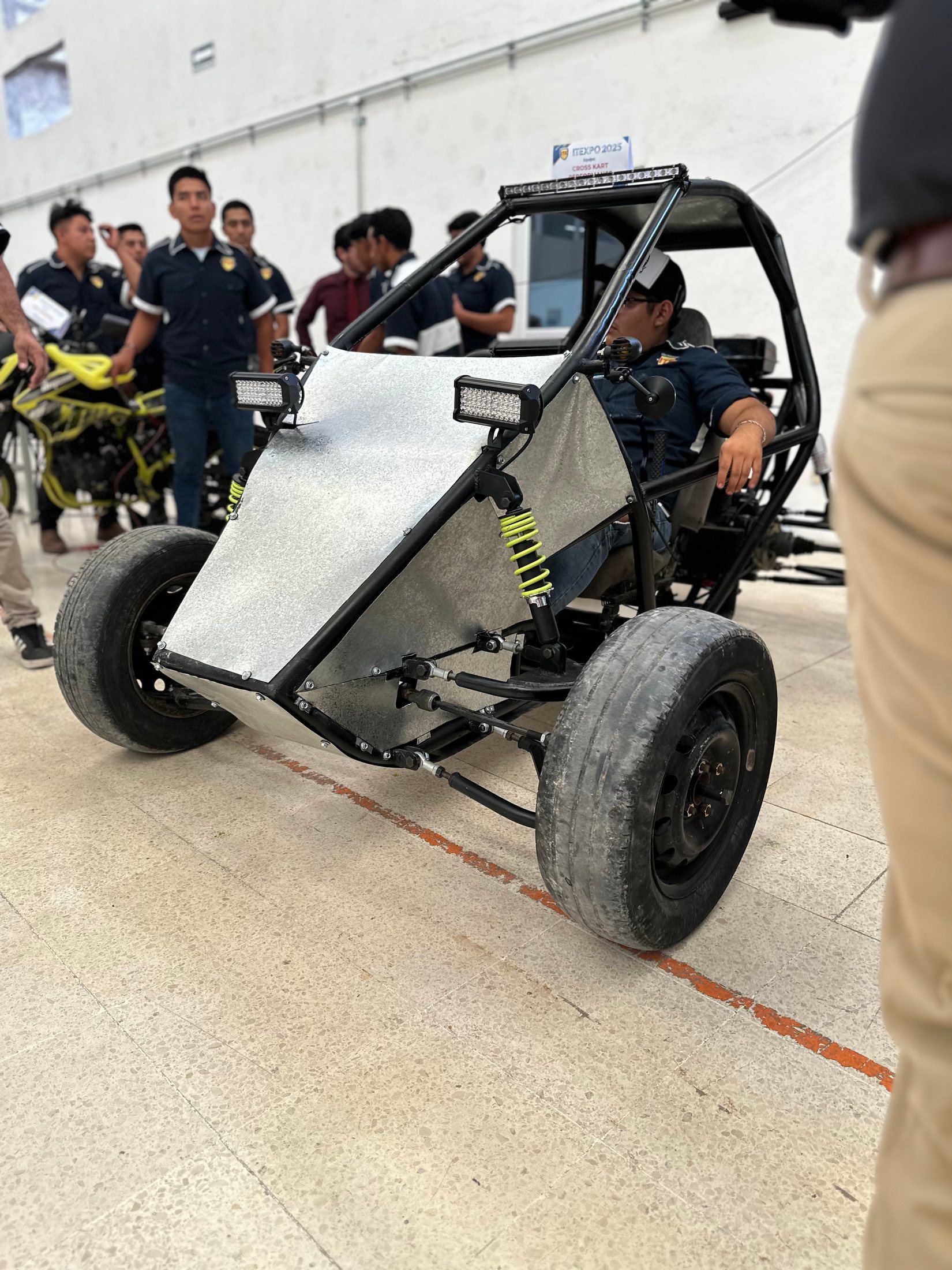 Universitarios ITE presentando un proyecto técnico en ITE EXPO 2025