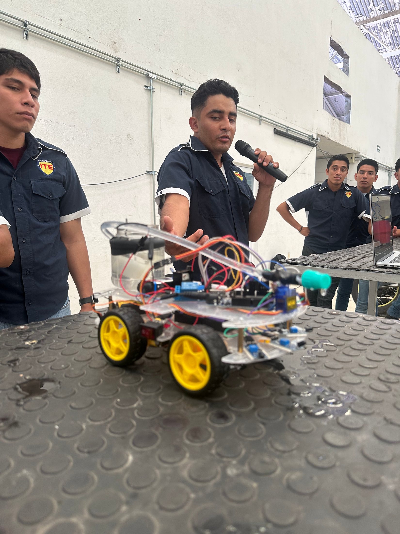 Estudiantes mostrando una propuesta de ingeniería en ITE EXPO 2025