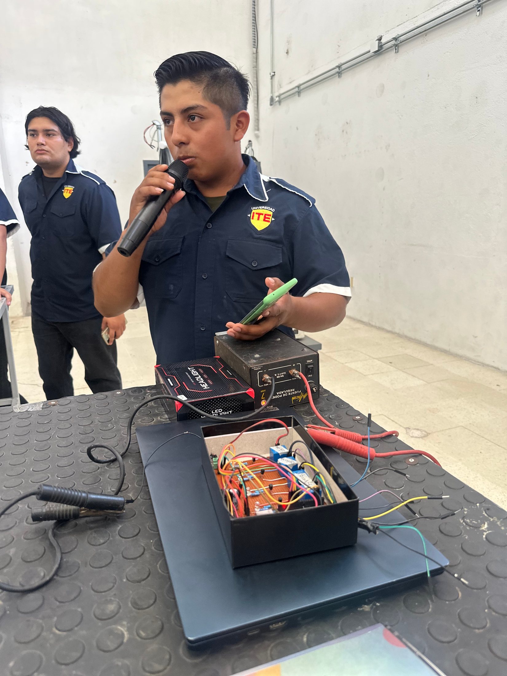 Presentación de proyecto tecnológico durante ITE EXPO 2025