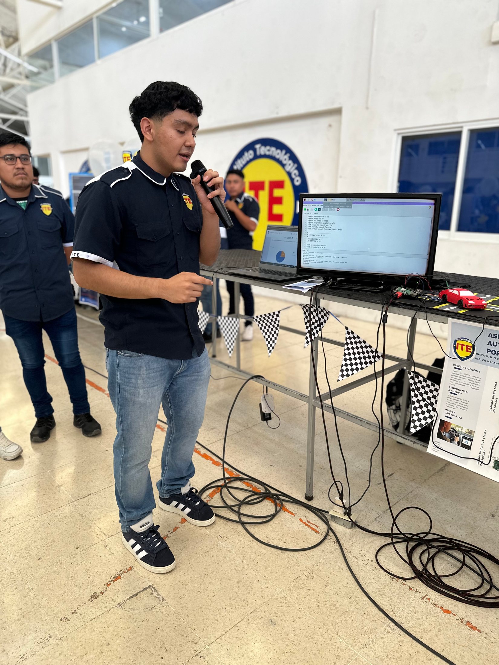 Equipo de estudiantes explicando su proyecto en ITE EXPO 2025