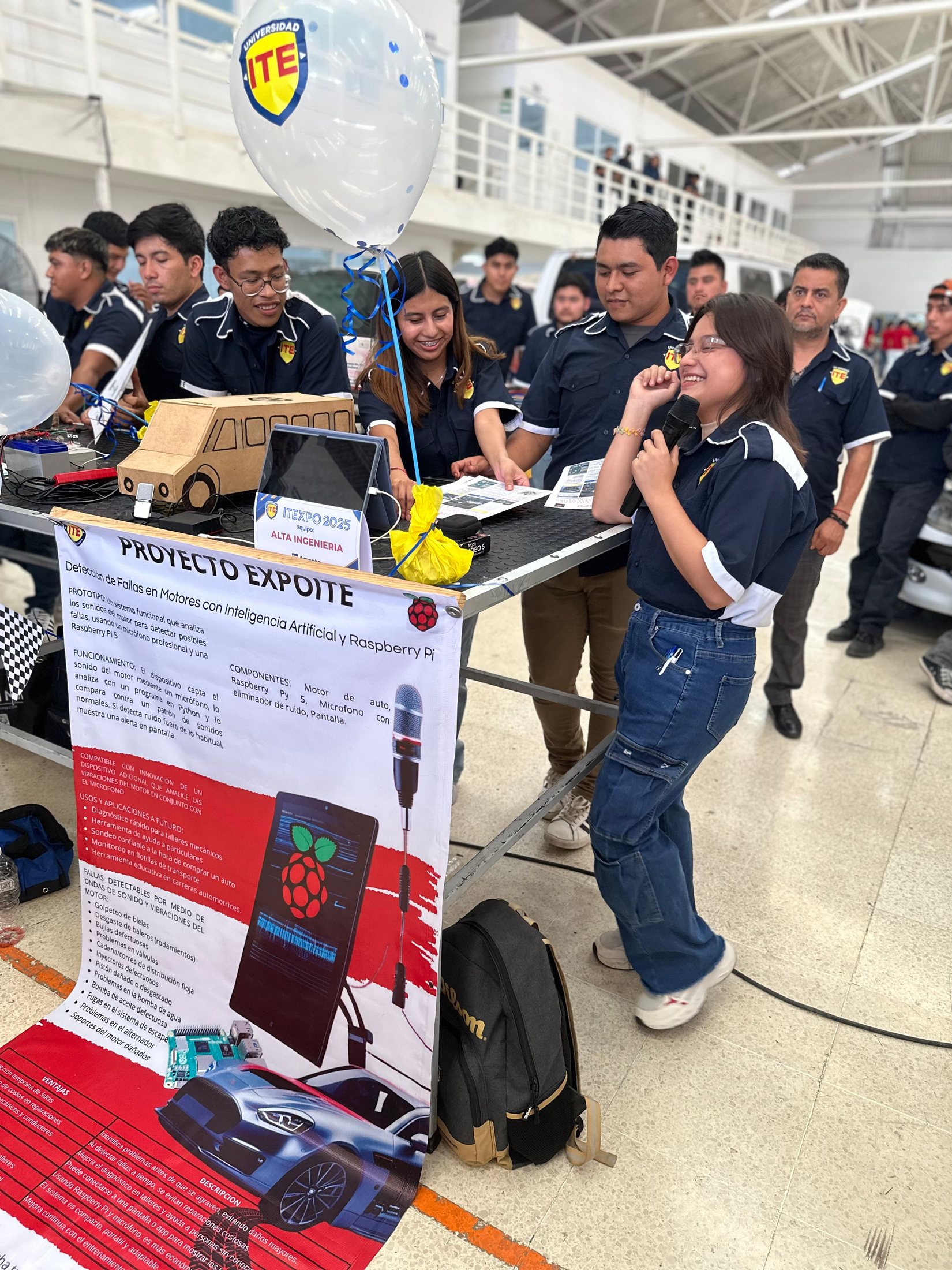 Universitarios ITE compartiendo los resultados de su proyecto