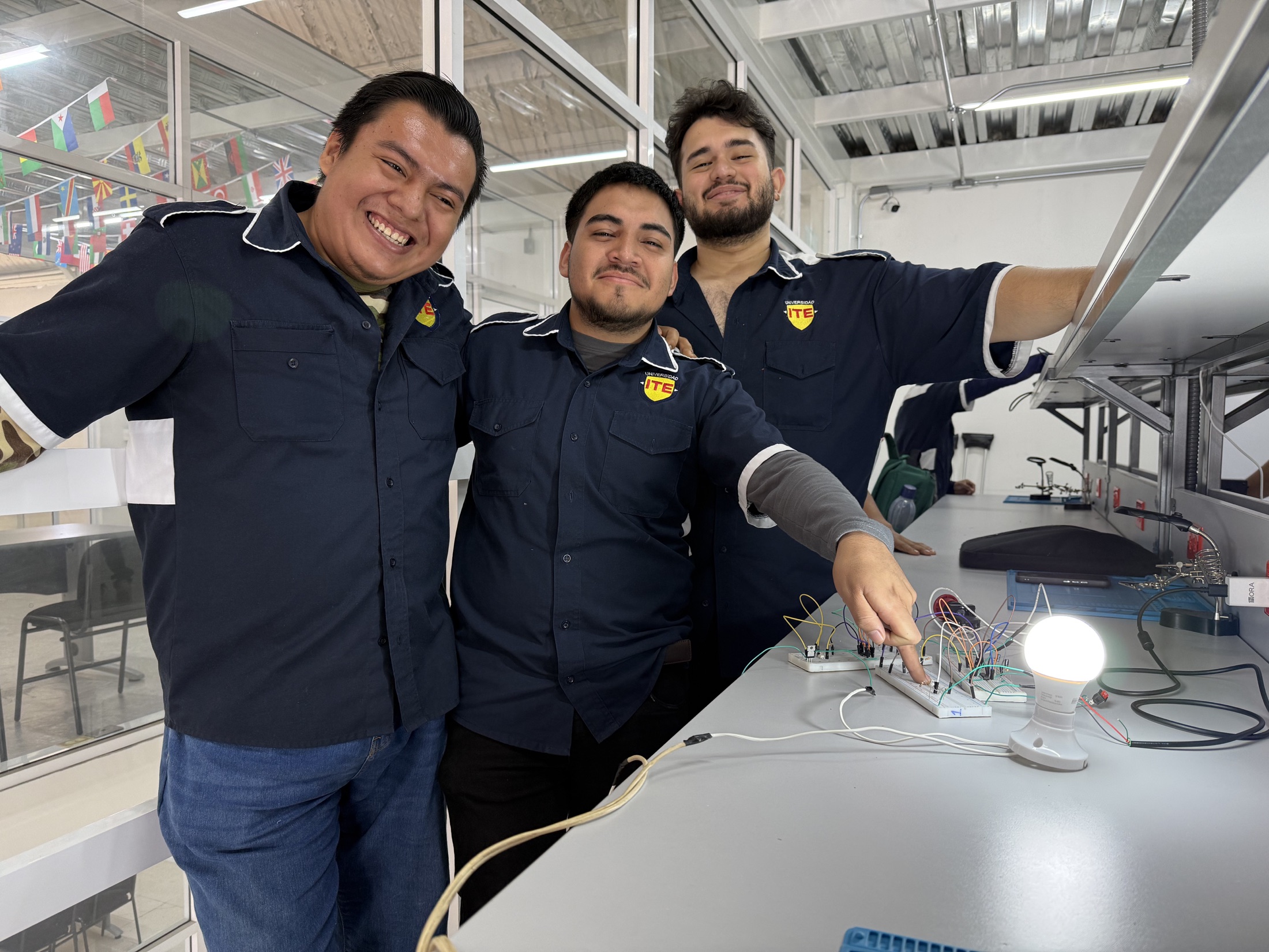 Estudiantes de Universidad ITE realizando prácticas en laboratorio