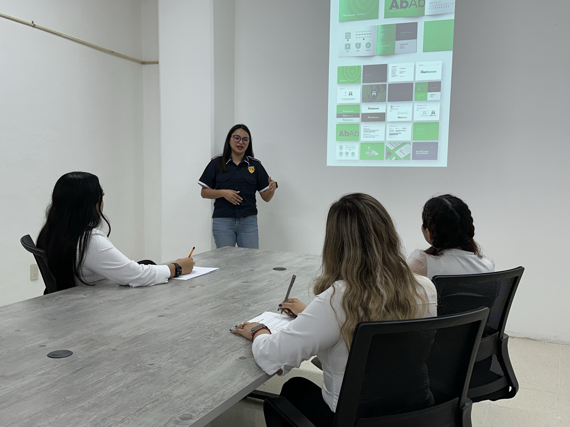 Estudiante de Universidad ITE presentando un proyecto de diseño ante su grupo
