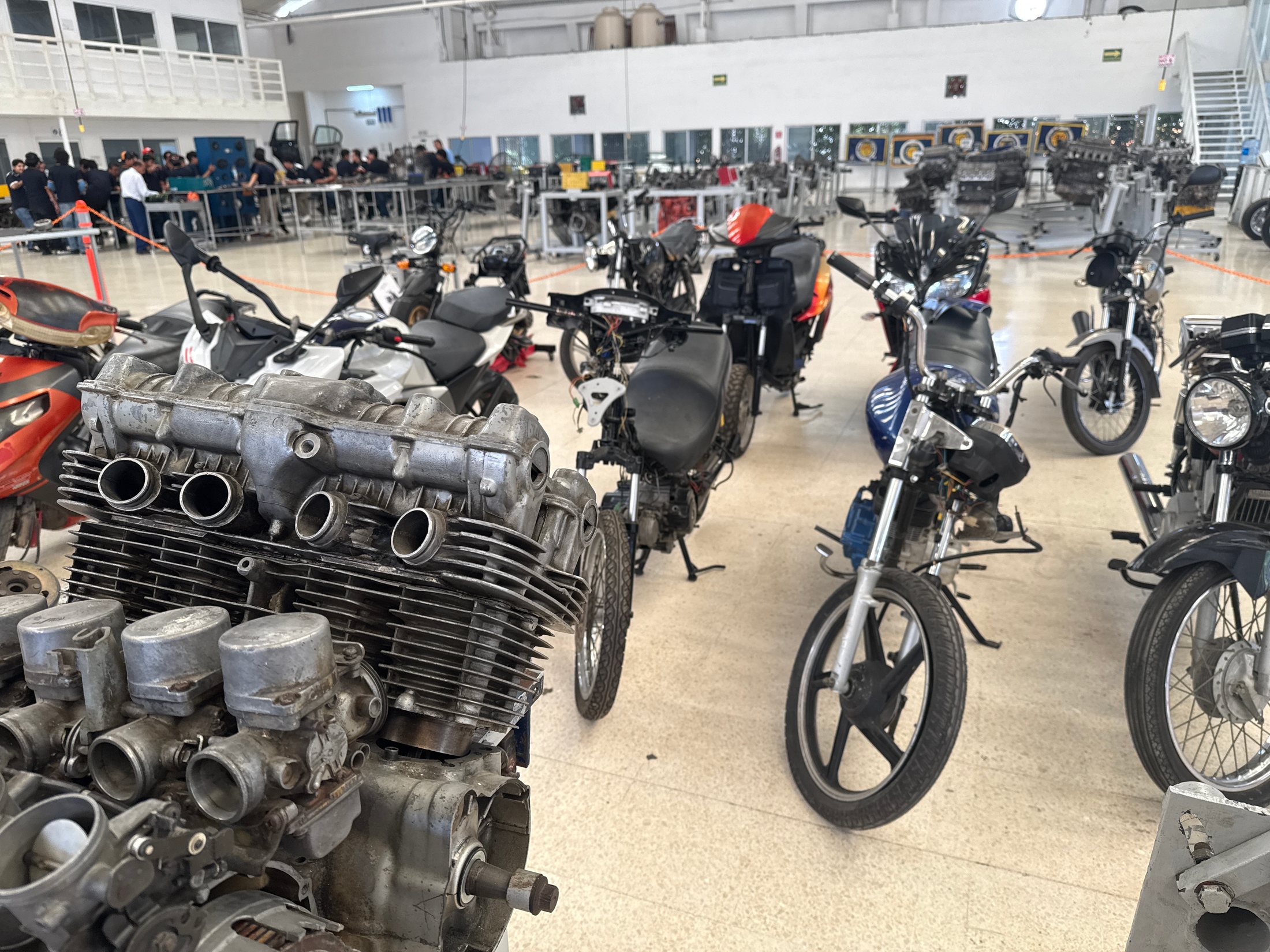 Taller de motocicletas y motores de Universidad ITE