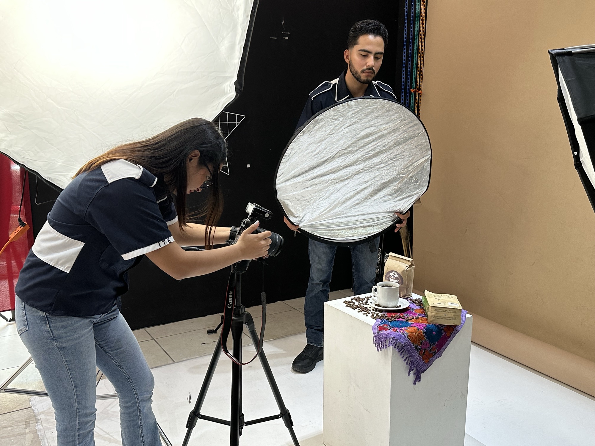 Estudiantes de Universidad ITE realizando una sesión fotográfica de producto