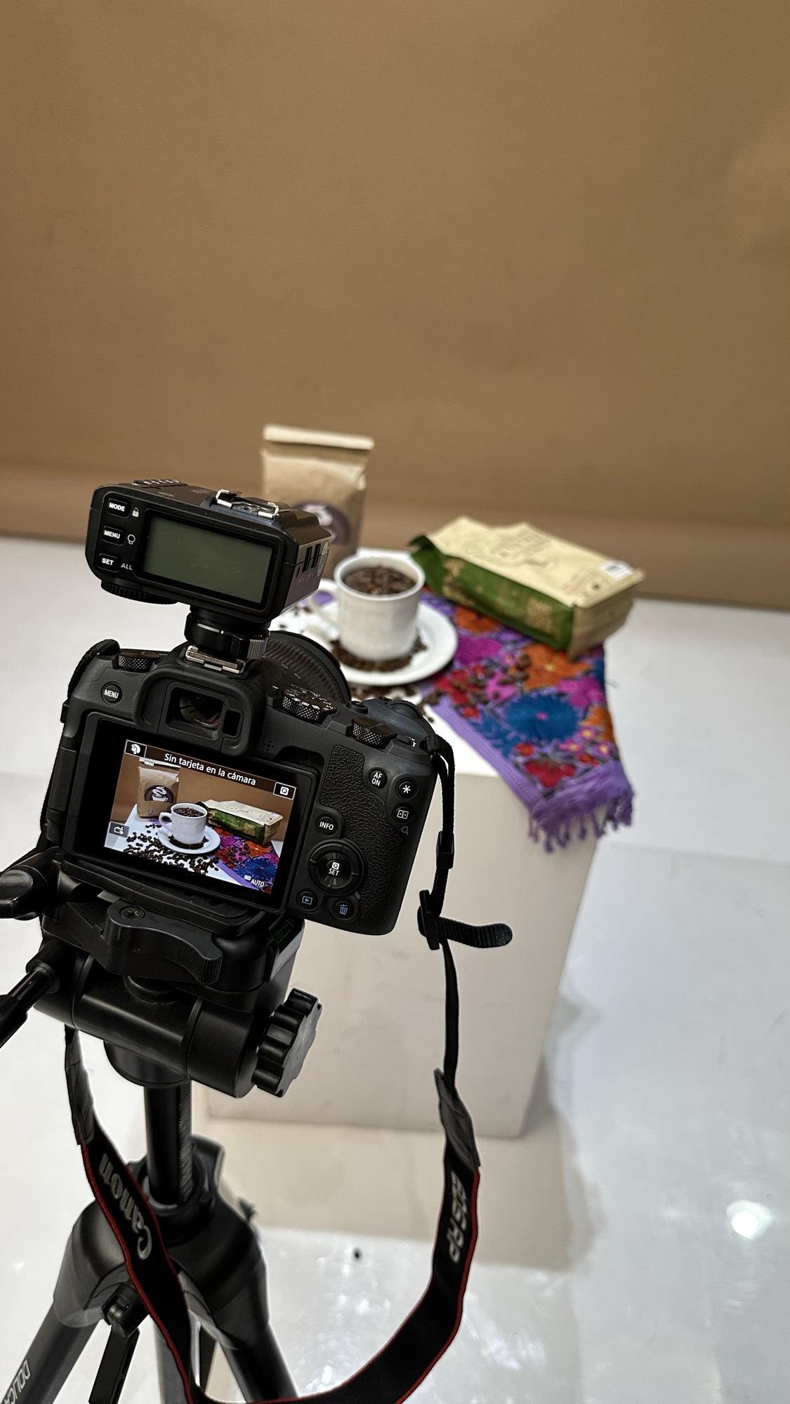 Cámara fotografiando una composición de café en el estudio