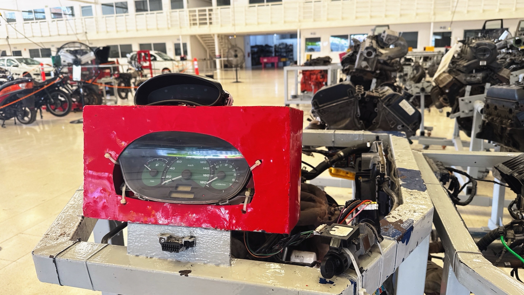 Tablero de instrumentos conectado a un banco de diagnóstico automotriz
