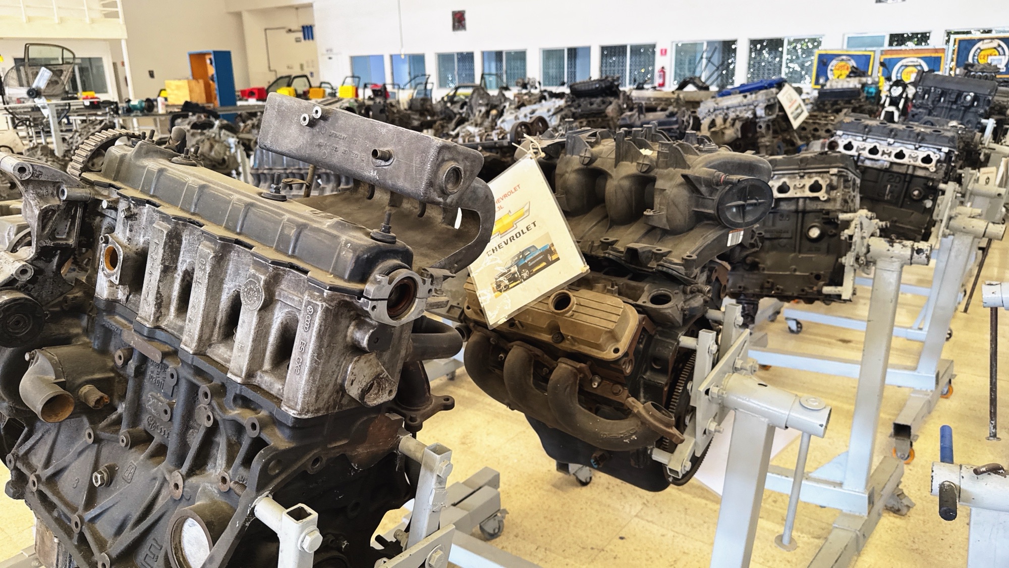 Colección de motores de práctica en el taller automotriz
