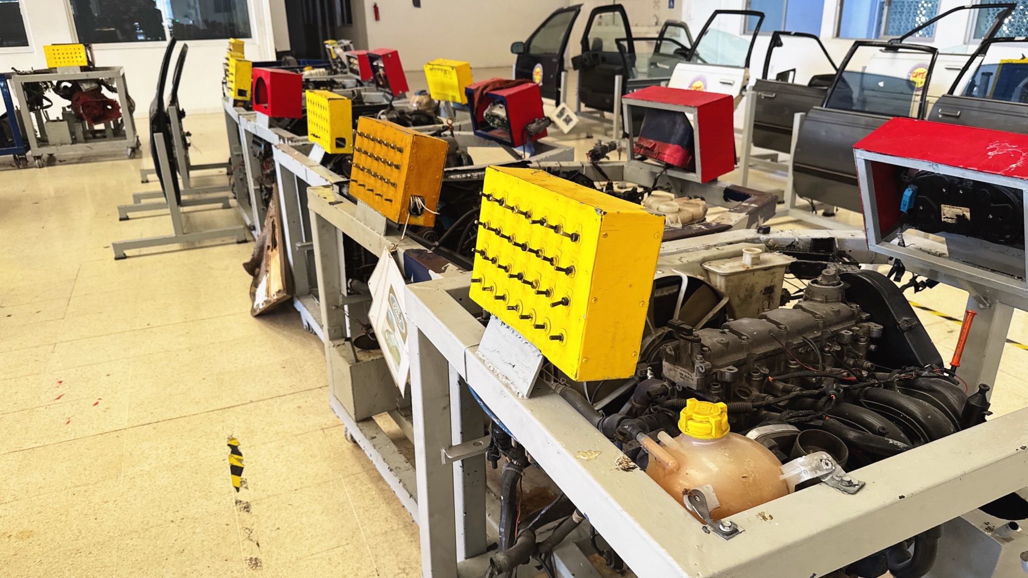 Bancos de entrenamiento con sistemas eléctricos automotrices