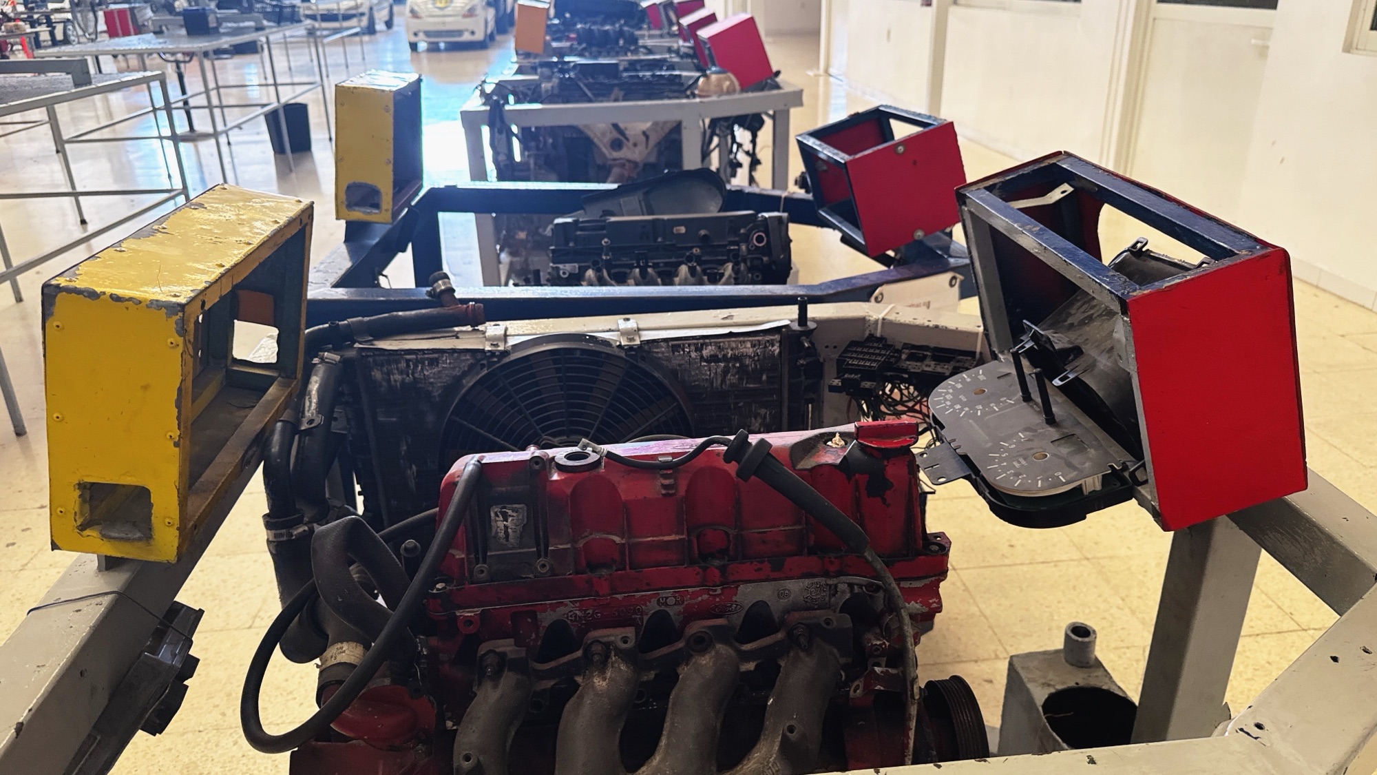 Motor y tablero montados en un banco de entrenamiento automotriz