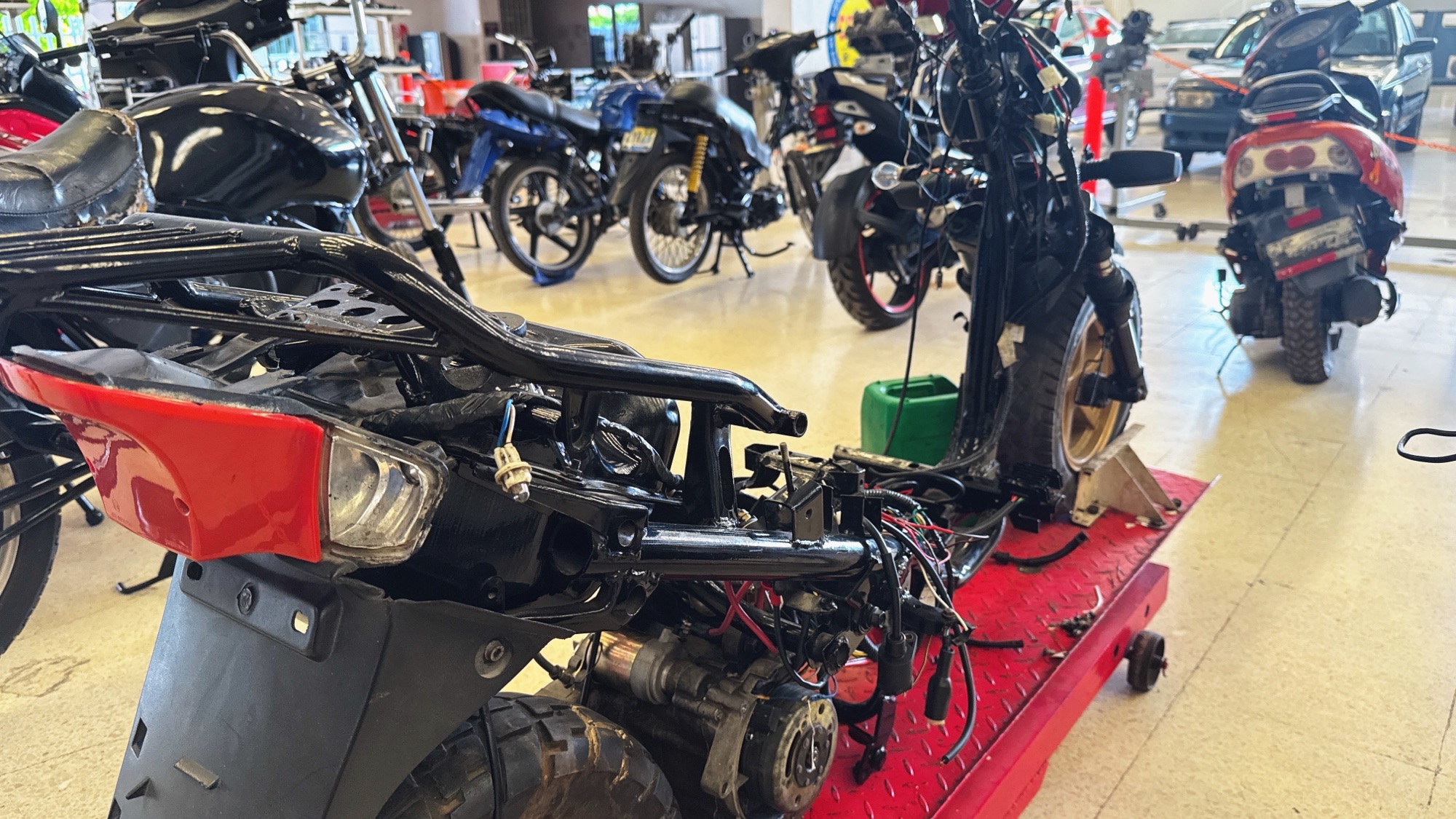Motocicleta en proceso de diagnóstico dentro del taller
