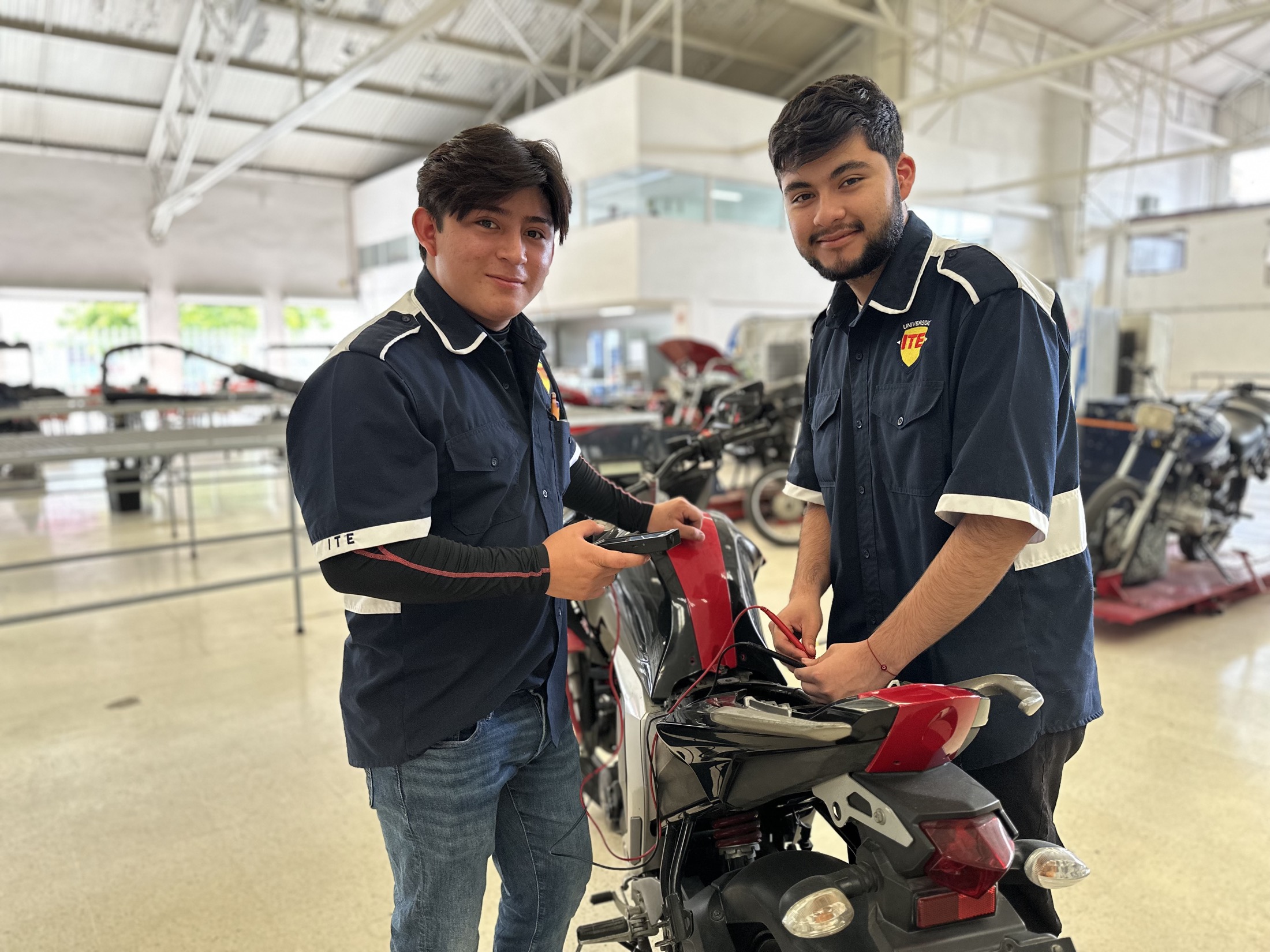 Alumnos de Universidad ITE trabajando en motocicleta