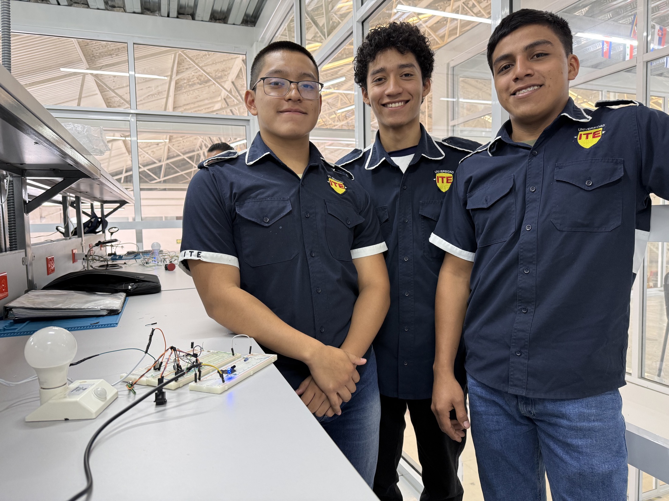 Estudiantes de Universidad ITE en laboratorio de prácticas