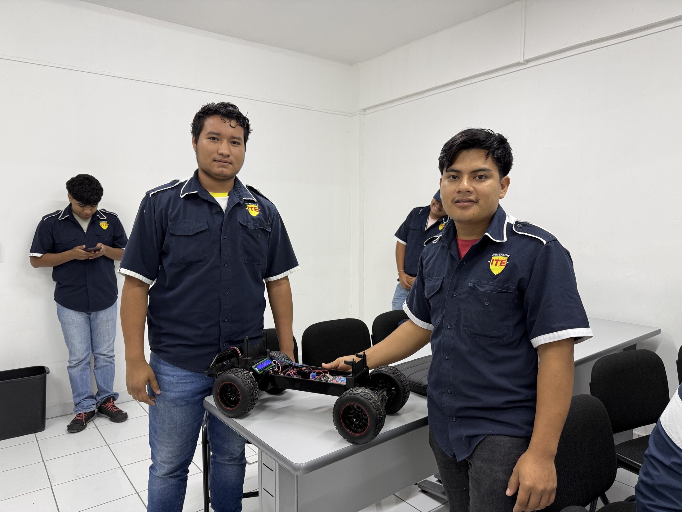 Estudiantes de Universidad ITE presentando un proyecto en aula