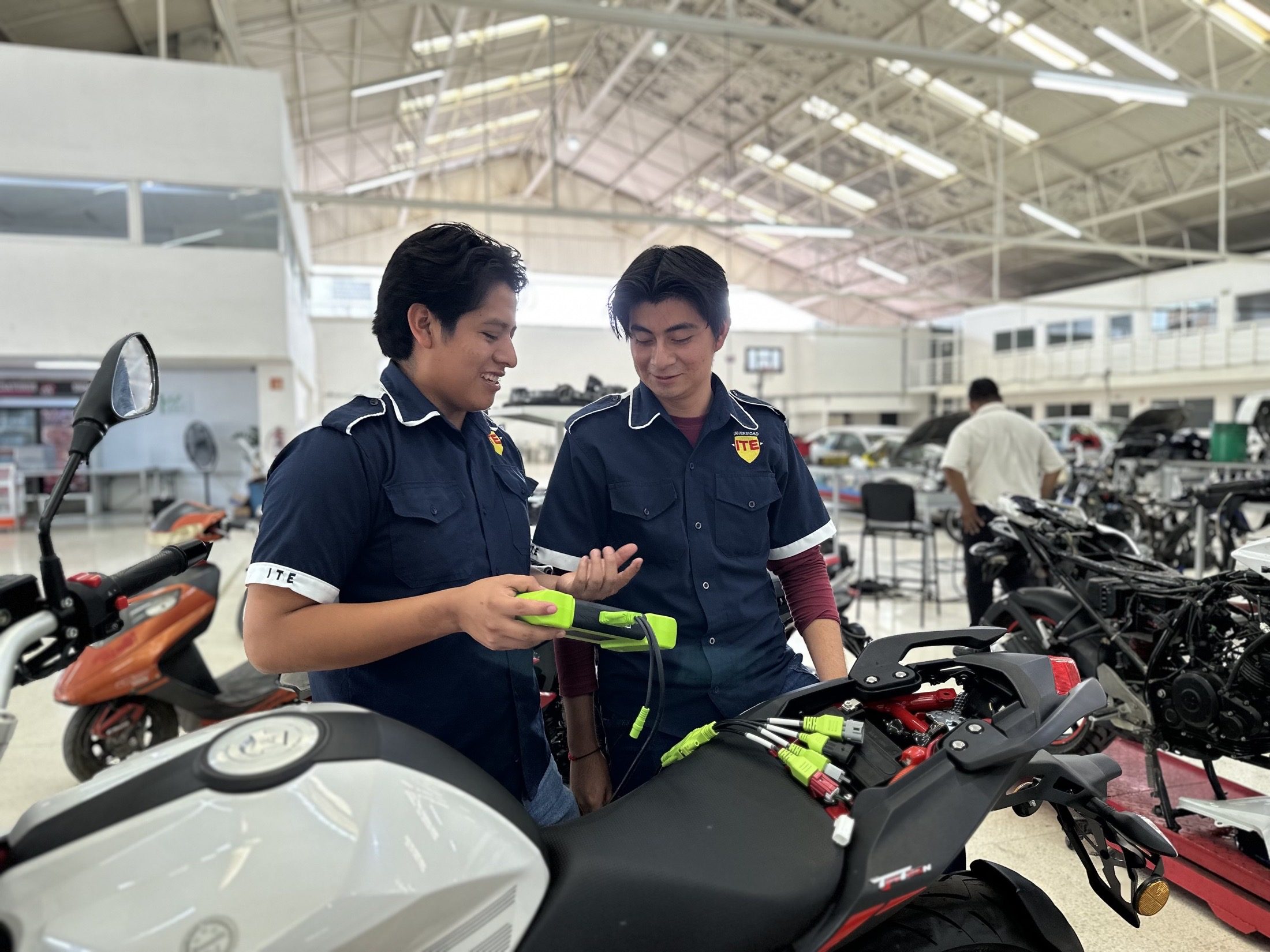 Estudiantes realizando prácticas en motocicletas